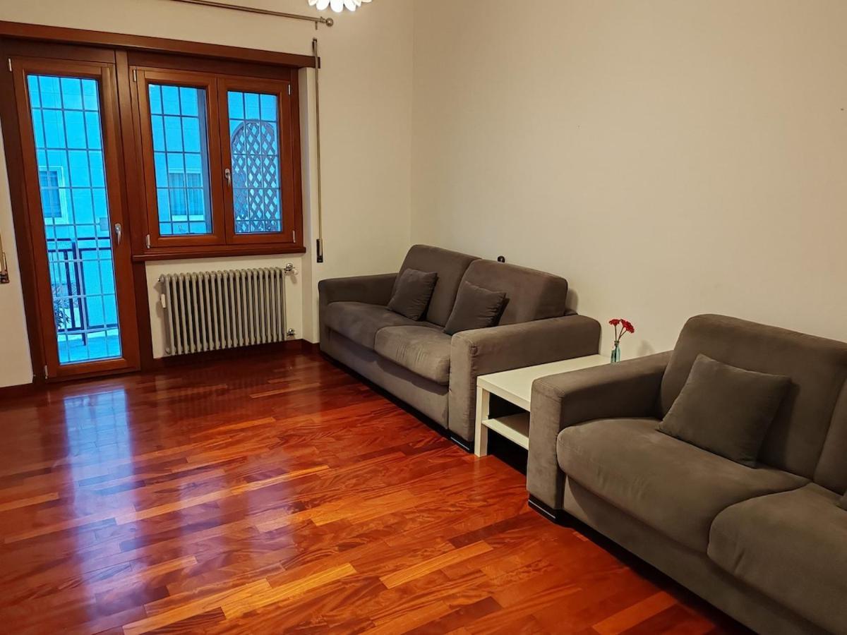 For 8 People Near Metro Train Bus Station Tiburtina * Rom