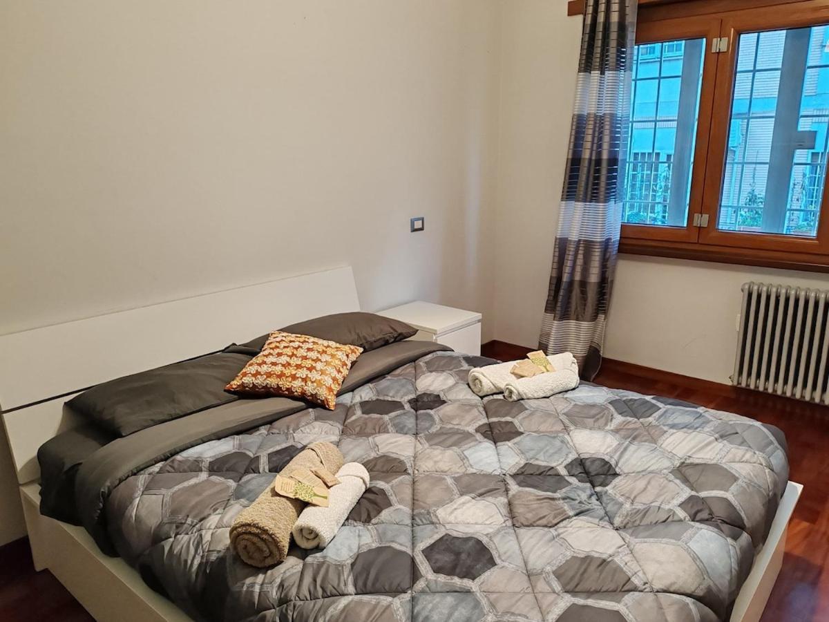 For 8 People Near Metro Train Bus Station Tiburtina Rom